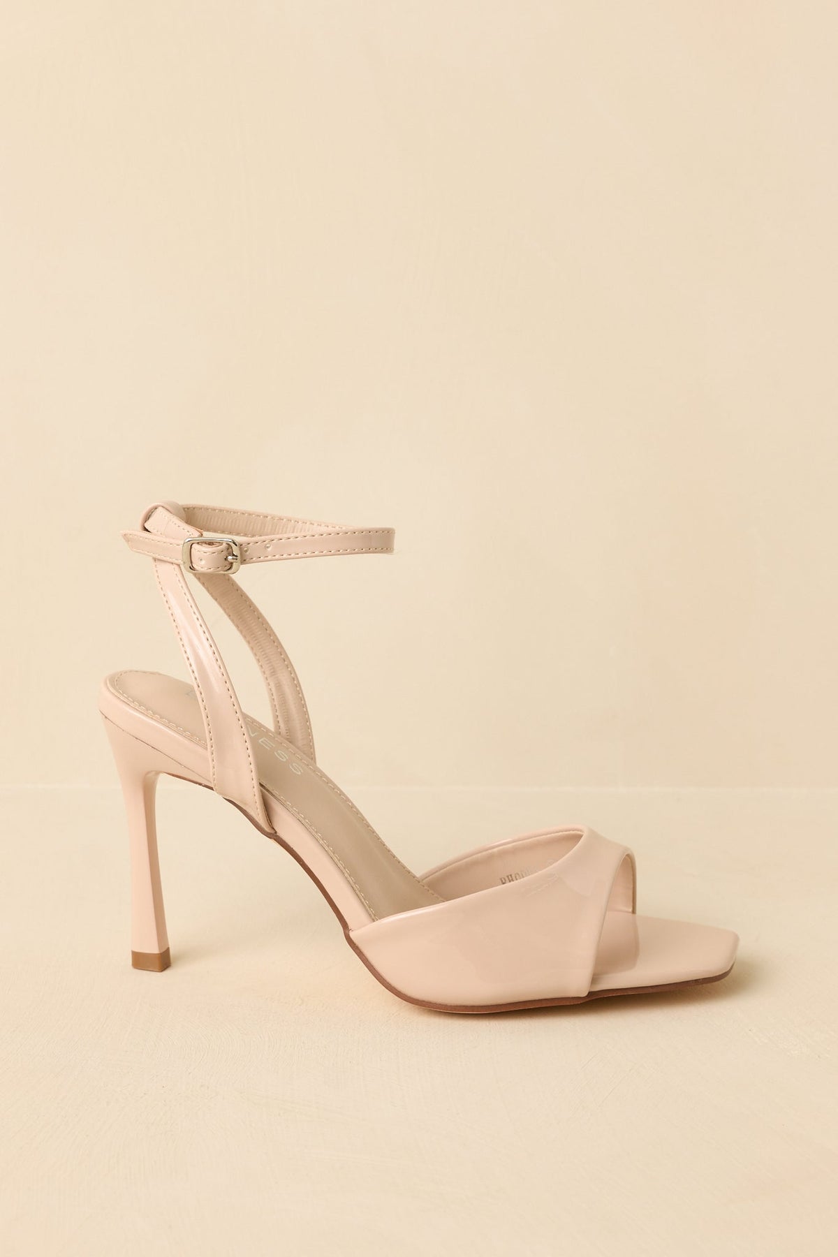 Tacones beige de charol con tira al tobillo