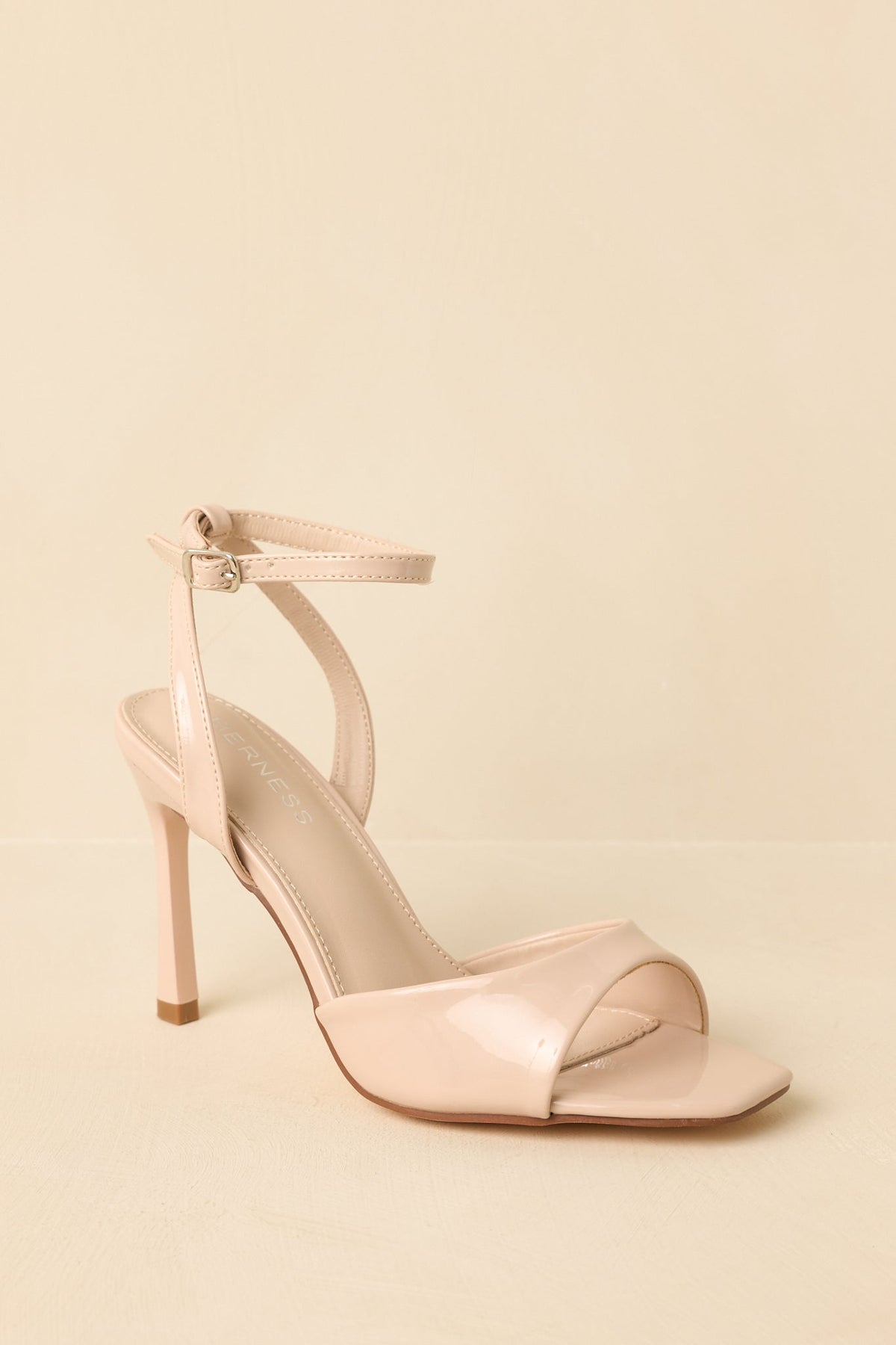 Tacones beige de charol con tira al tobillo