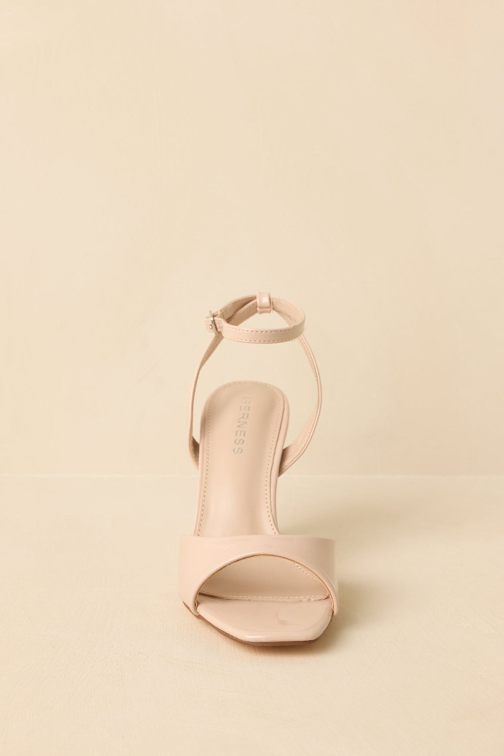 Tacones beige de charol con tira al tobillo