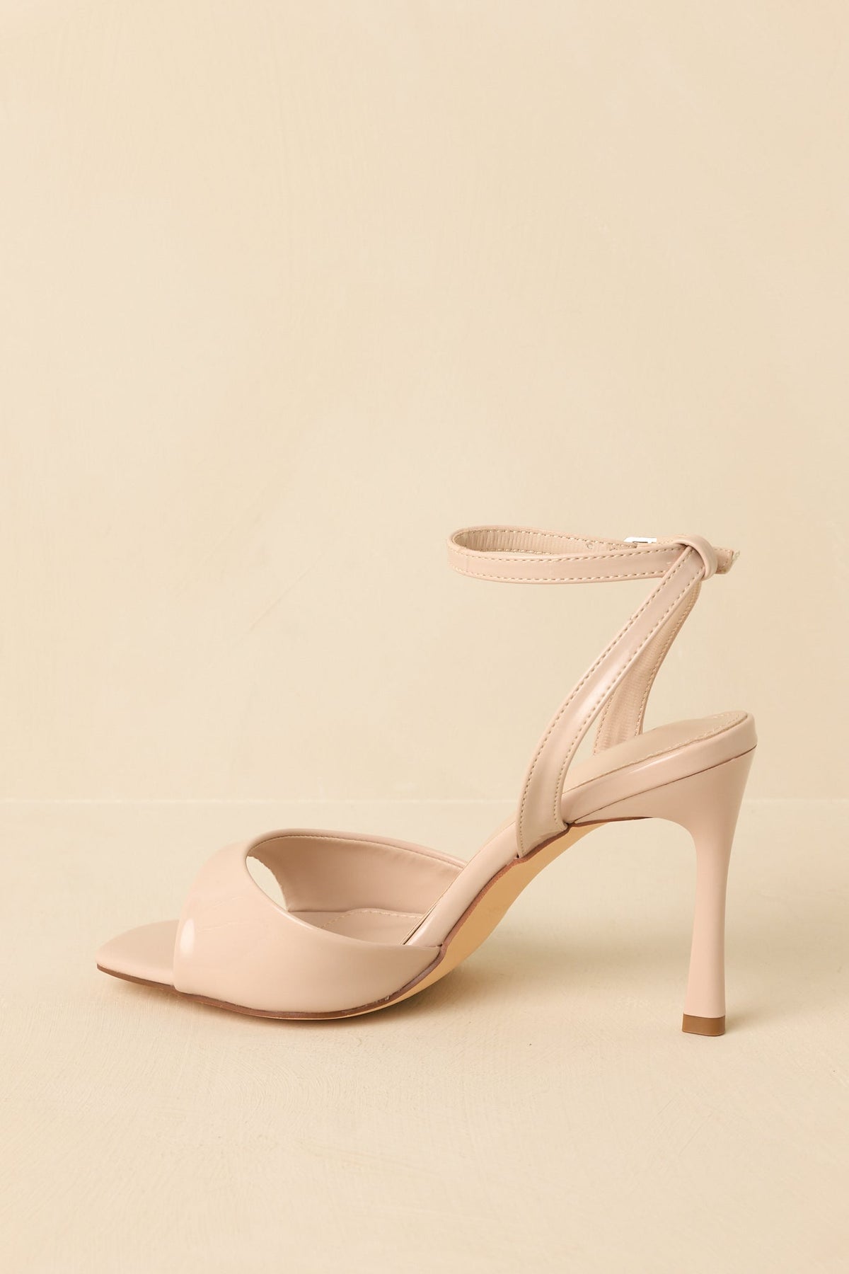 Tacones beige de charol con tira al tobillo