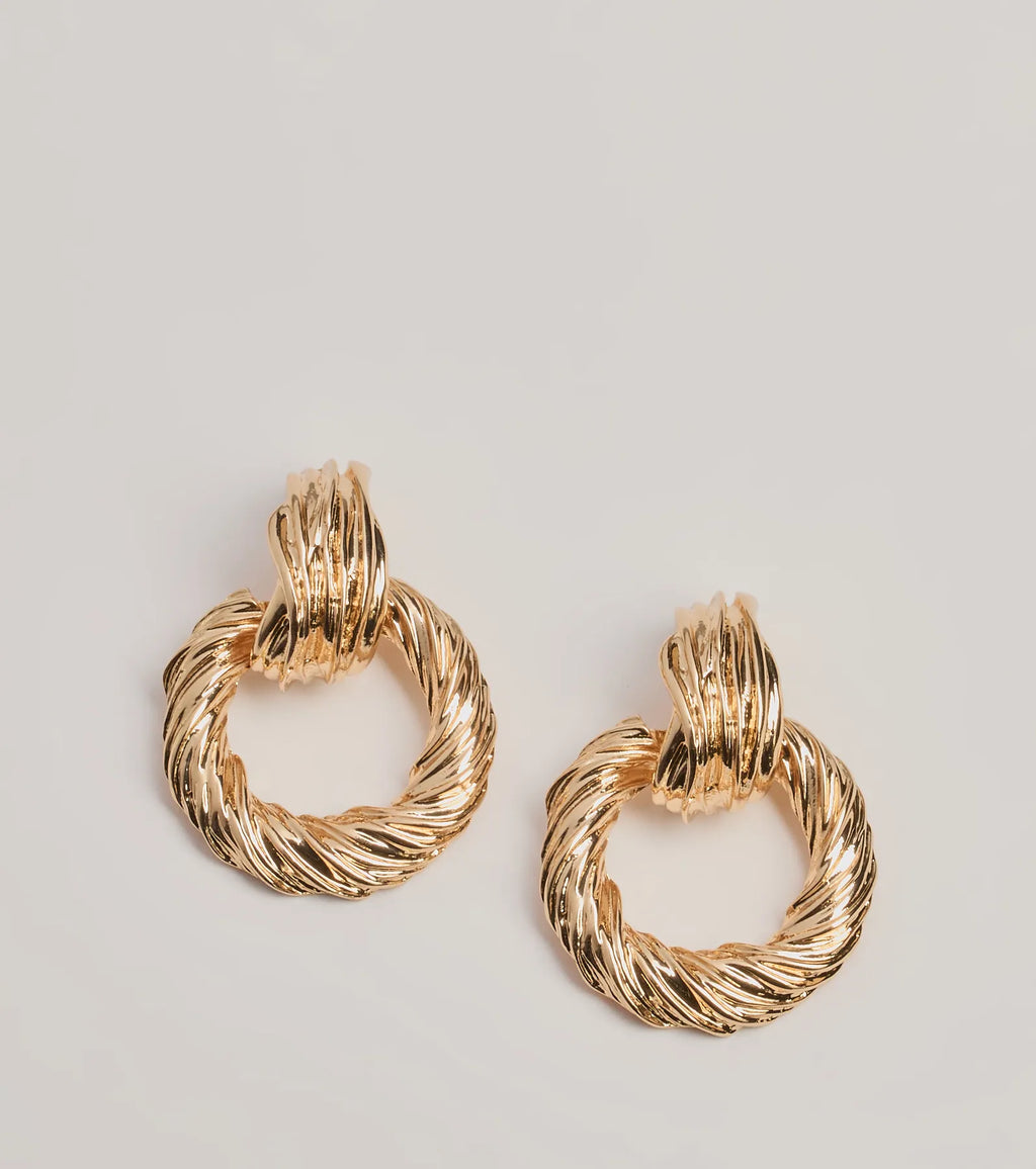 Pendientes llamativos con textura para un look elegante