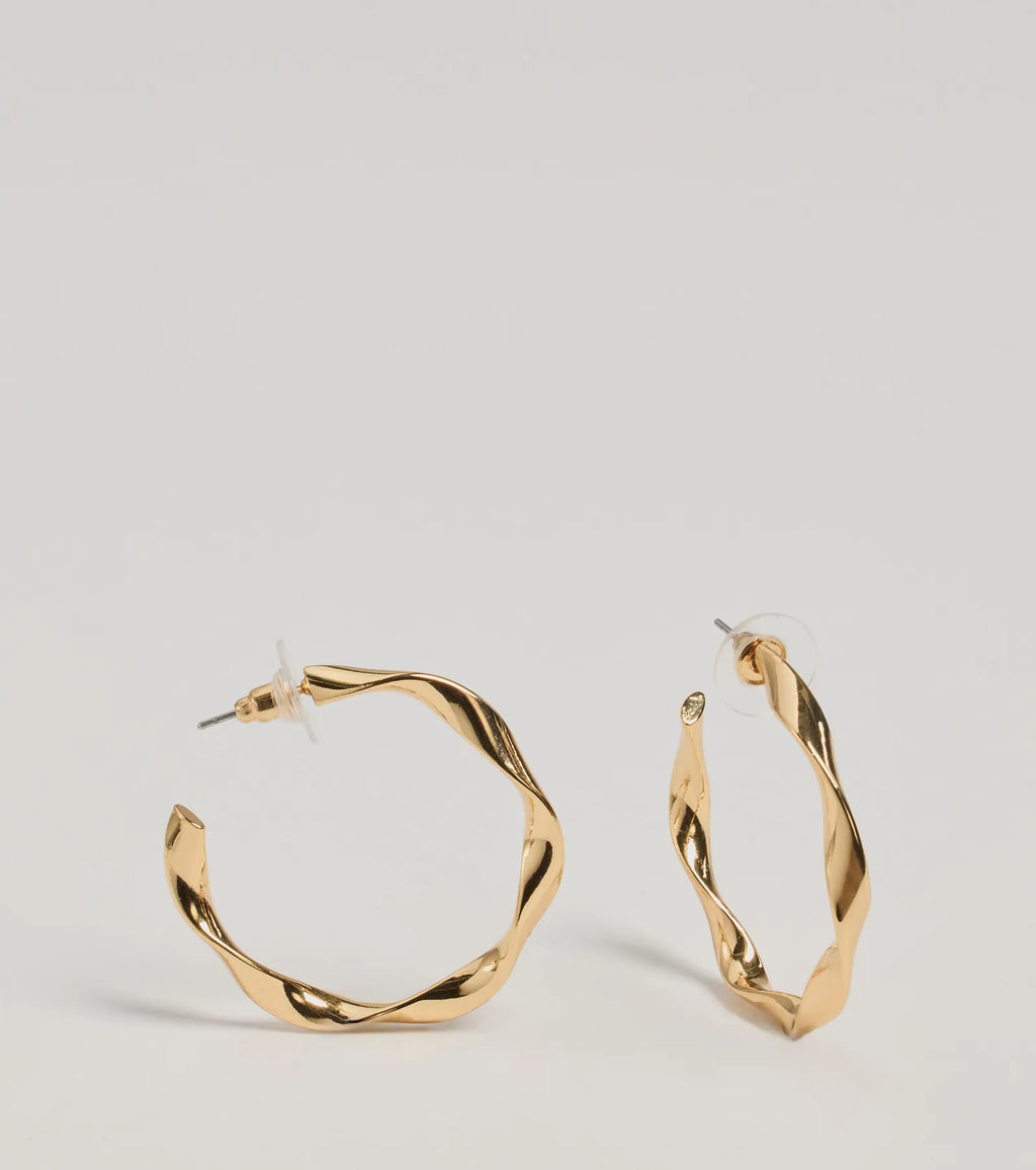Pendientes de aro retorcidos y glamurosos para un look deslumbrante