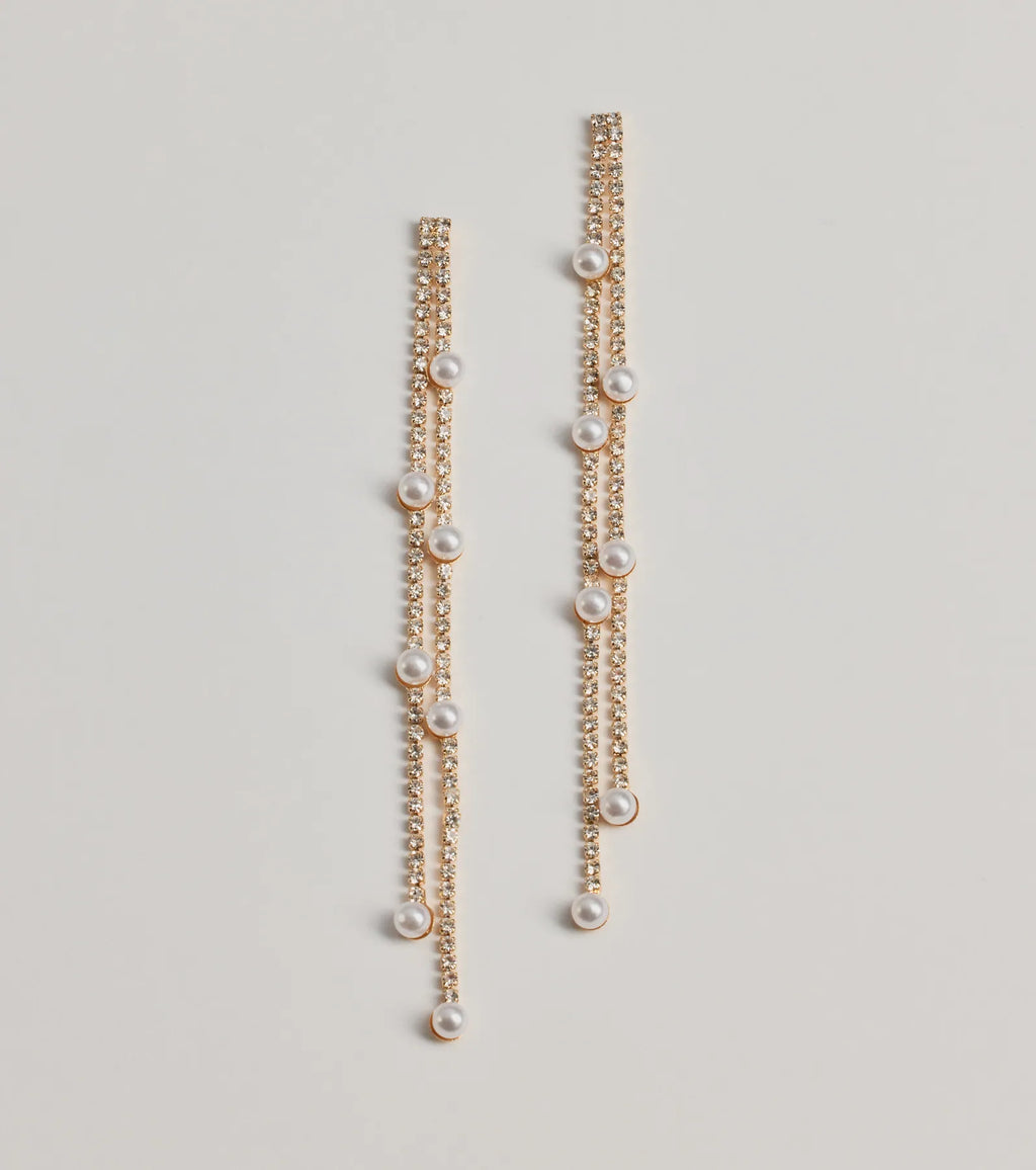 Pendientes elegantes y lujosos de perlas artificiales y pedrería en forma de diamante