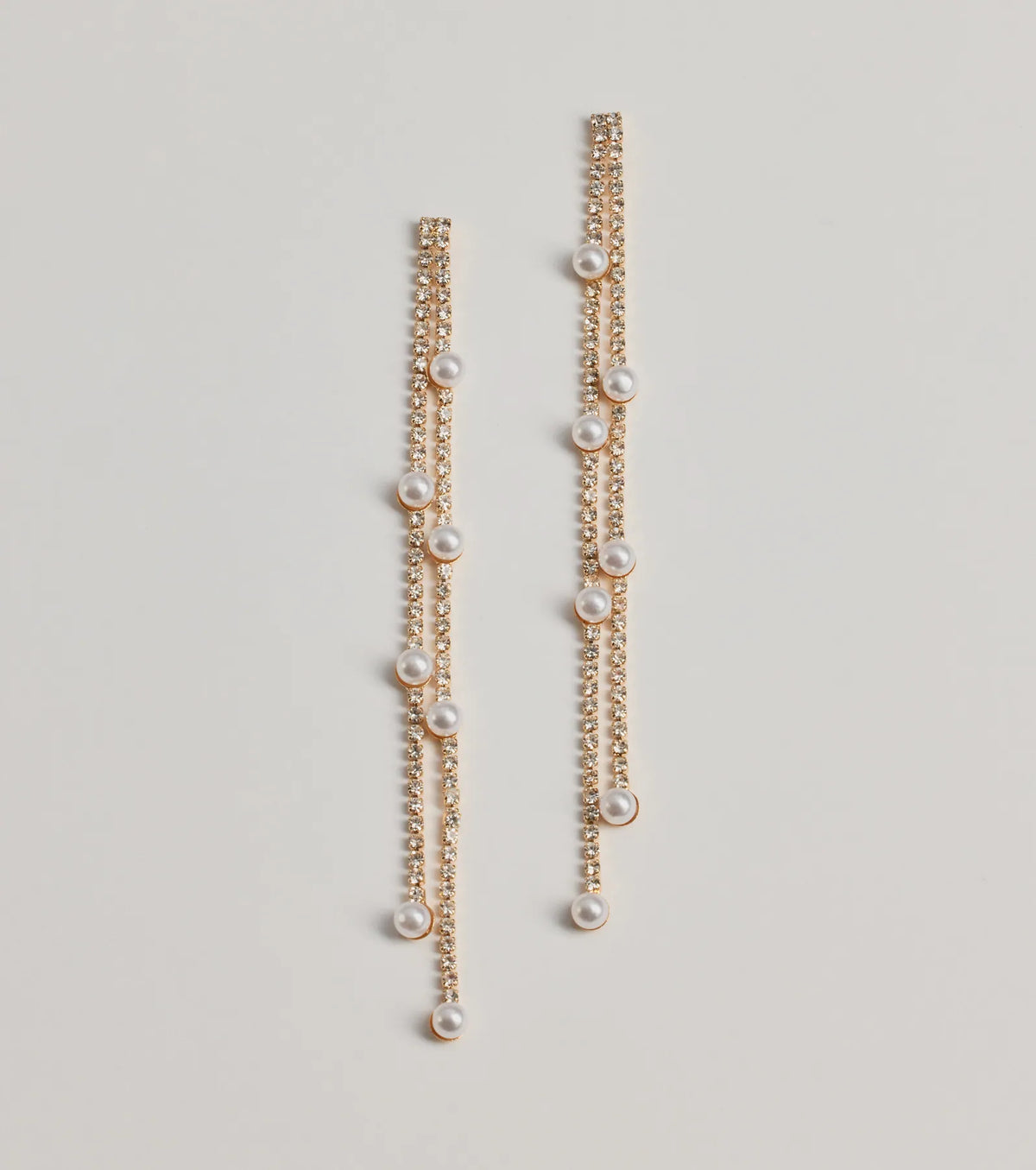 Pendientes elegantes y lujosos de perlas artificiales y pedrería en forma de diamante