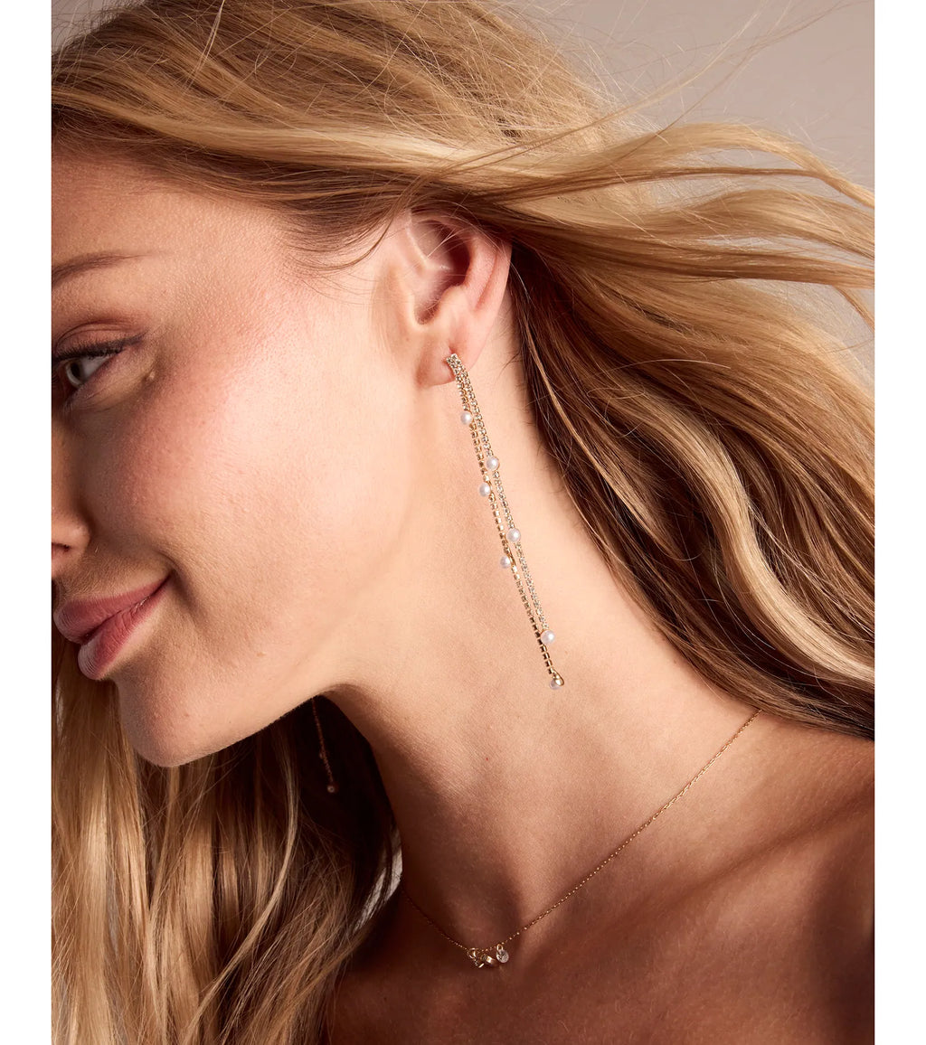 Pendientes elegantes y lujosos de perlas artificiales y pedrería en forma de diamante