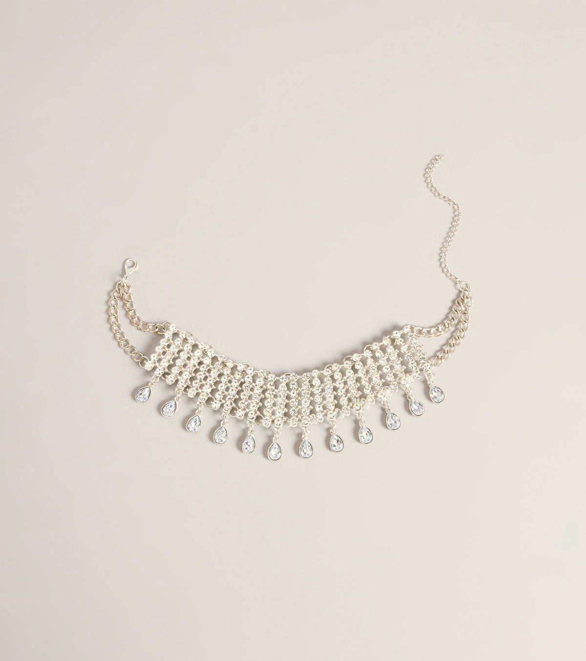 Collar tipo gargantilla llamativo con pedrería colgante