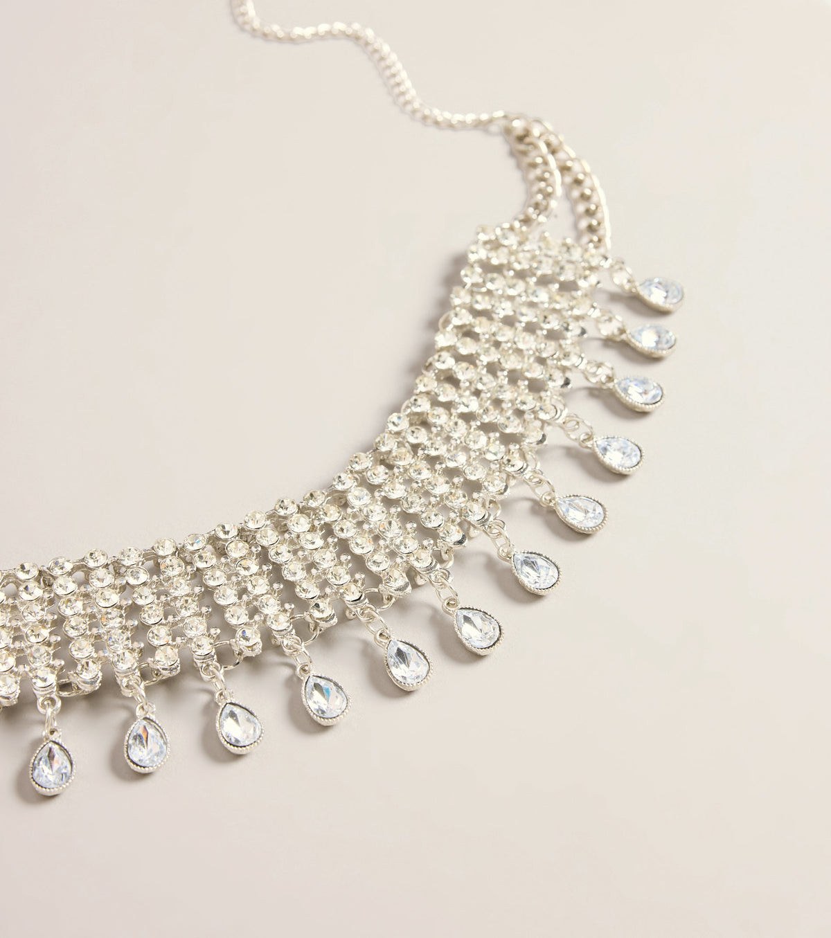 Collar tipo gargantilla llamativo con pedrería colgante