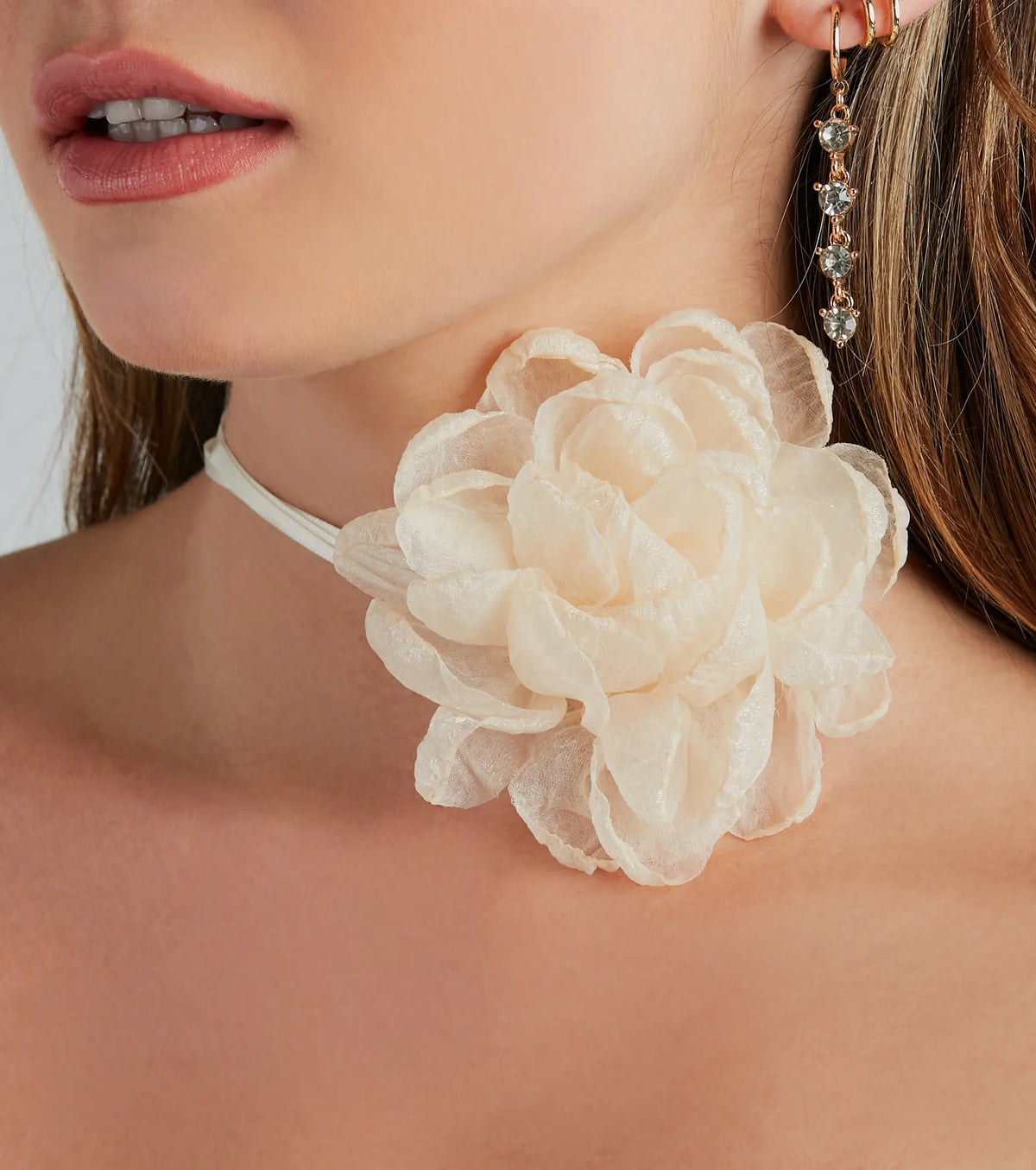 Collar gargantilla elegante con flor de roseta para un estilo sofisticado