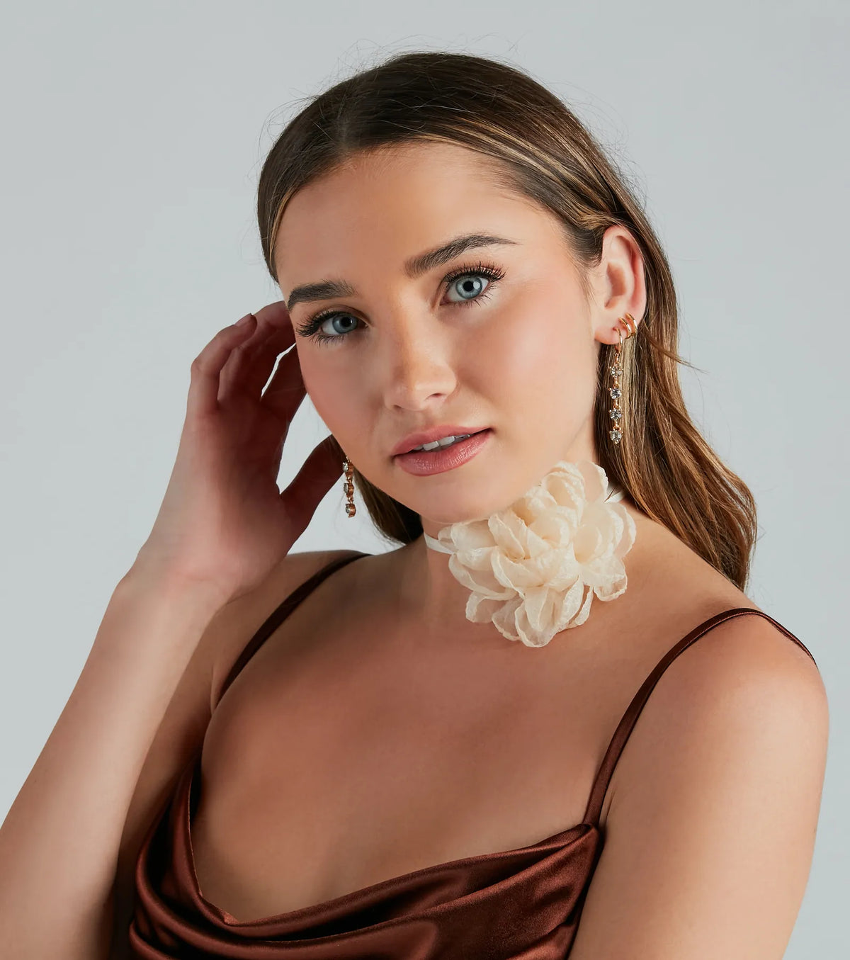 Collar gargantilla elegante con flor de roseta para un estilo sofisticado