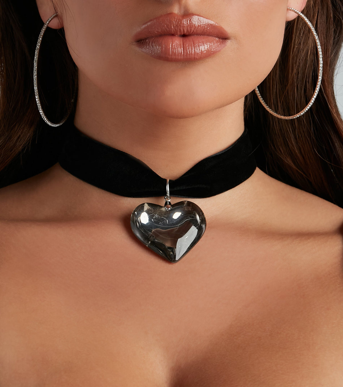 Collar gargantilla moderno con dije de corazón – Joyería elegante y llamativa