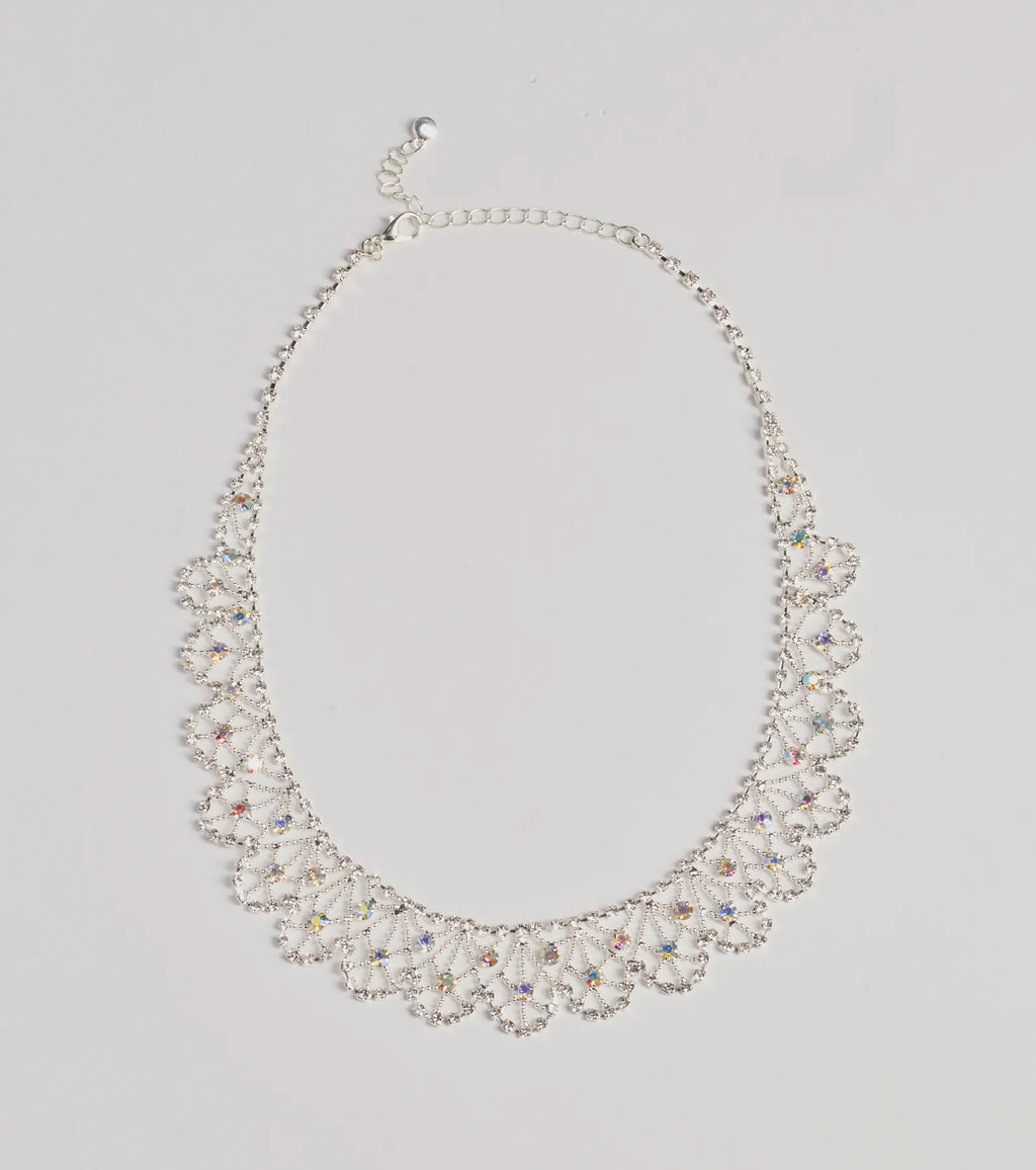 Collar de pedrería con borde festoneado, Brillo Divino