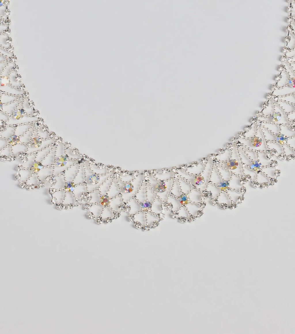 Collar de pedrería con borde festoneado, Brillo Divino