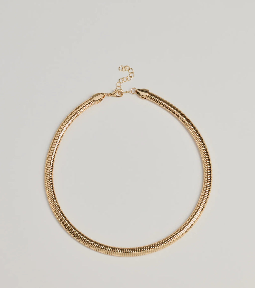 Collar elegante y estilizado de cadena tipo serpiente