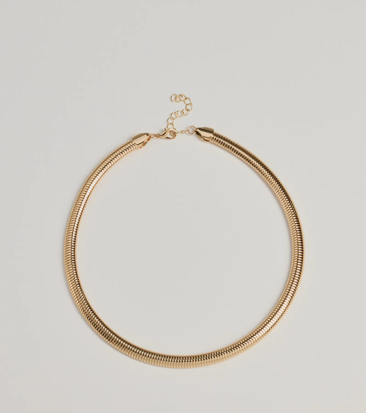 Collar elegante y estilizado de cadena tipo serpiente