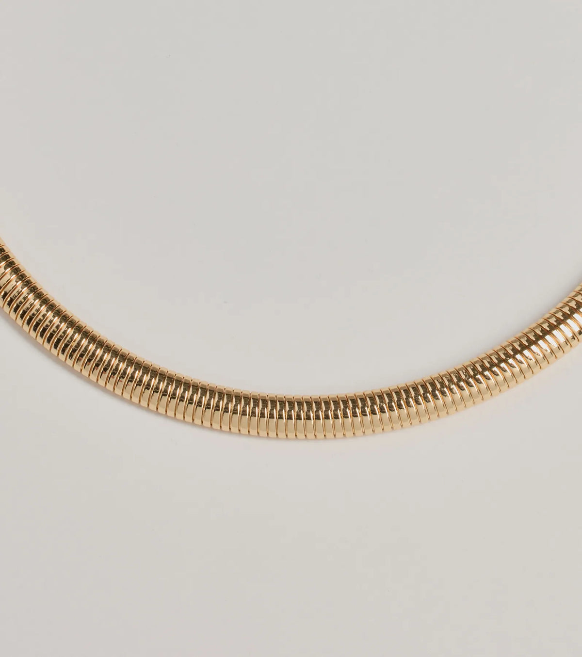 Collar elegante y estilizado de cadena tipo serpiente