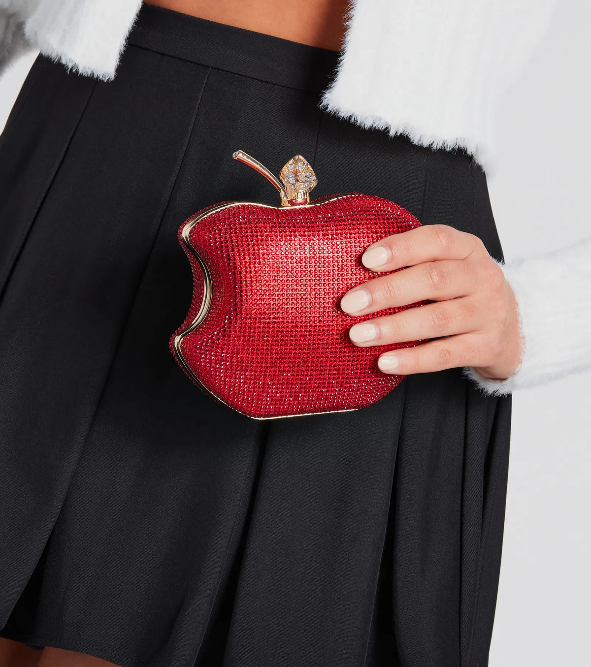 Clutch glamuroso de manzana mordida con pedrería: un accesorio llamativo y tentador