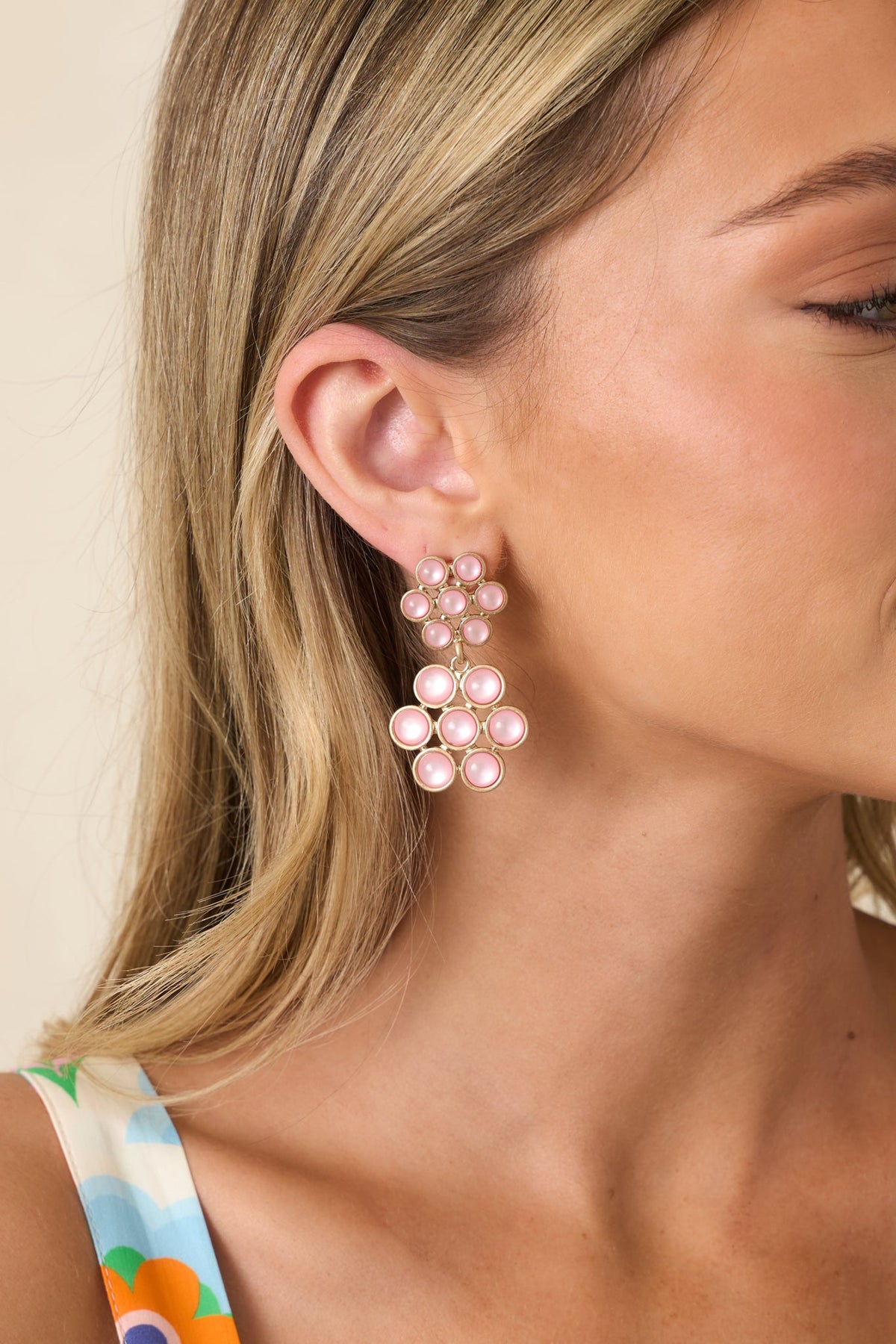 Pendientes colgantes llamativos con diseño floral en rosa guisante de olor