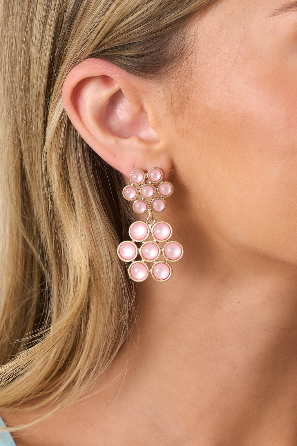 Pendientes colgantes llamativos con diseño floral en rosa guisante de olor