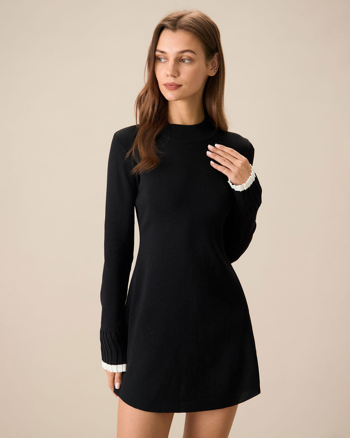 Vestido mini de suéter negro de manga larga en contraste