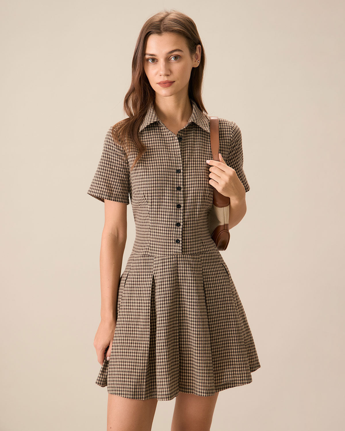 Vestido mini elegante de cuadros marrones con solapa y plisado