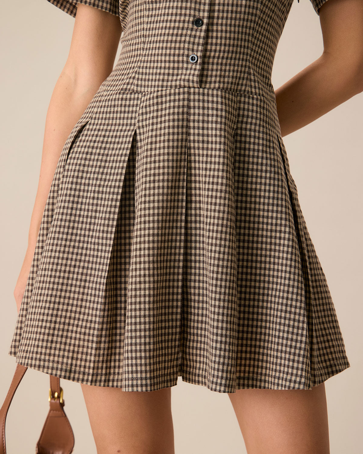 Vestido mini elegante de cuadros marrones con solapa y plisado