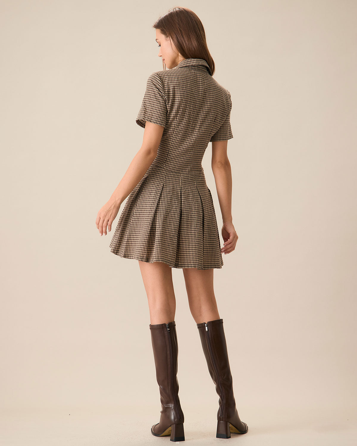Vestido mini elegante de cuadros marrones con solapa y plisado
