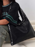 Bolso de mano con tachuelas
