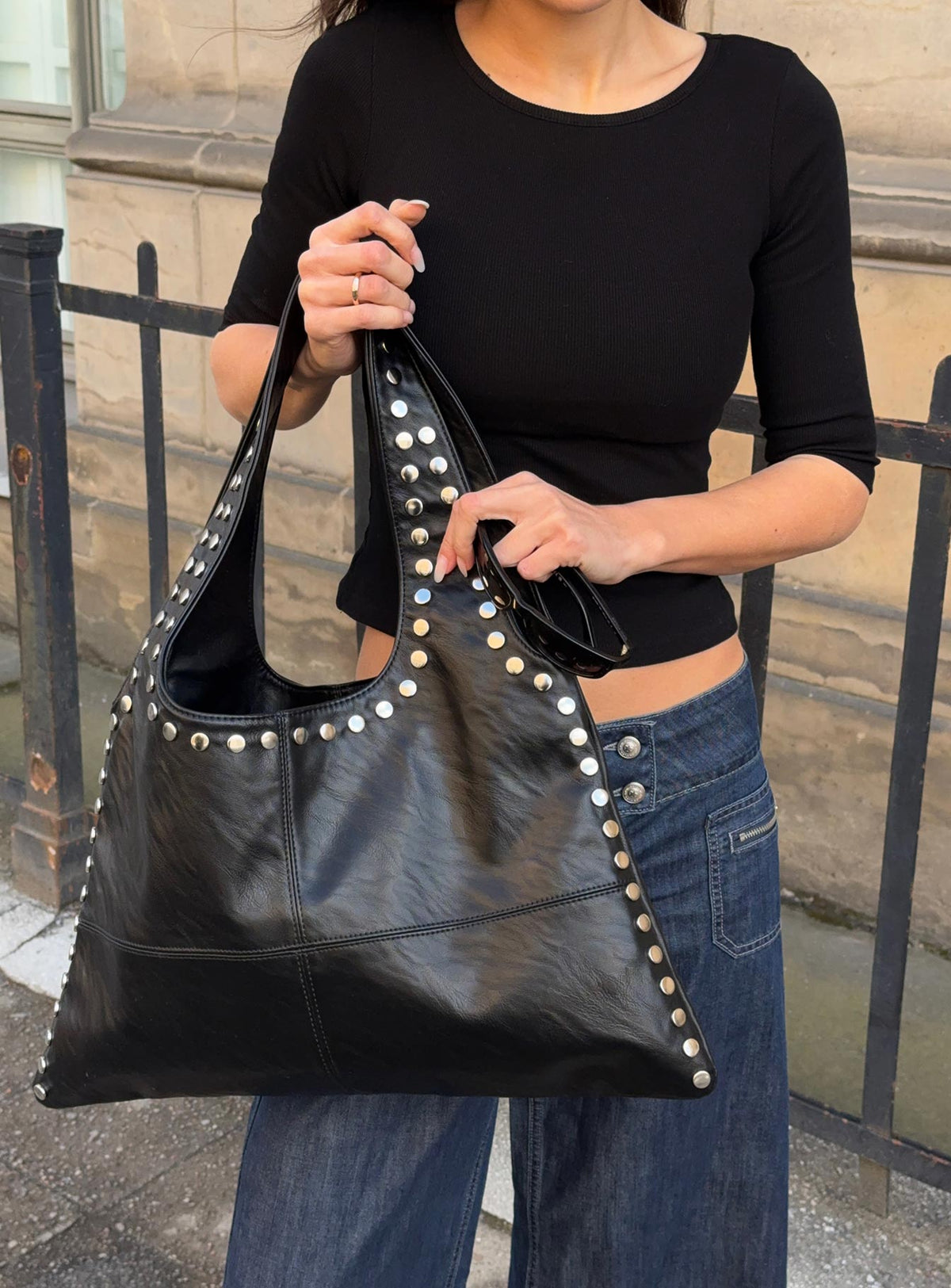 Bolso de mano con tachuelas