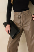 elegante bolso de mano de cuero negro