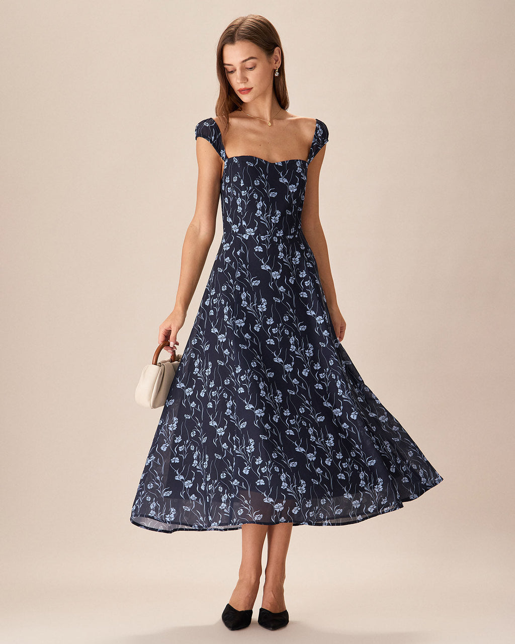 Vestido azul marino floral con escote