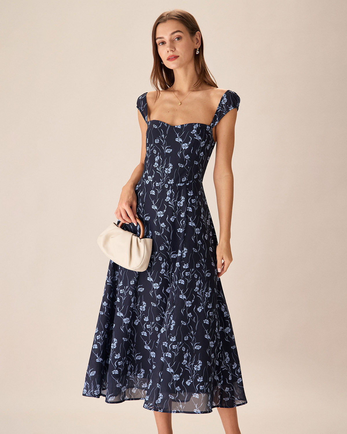 Vestido azul marino floral con escote