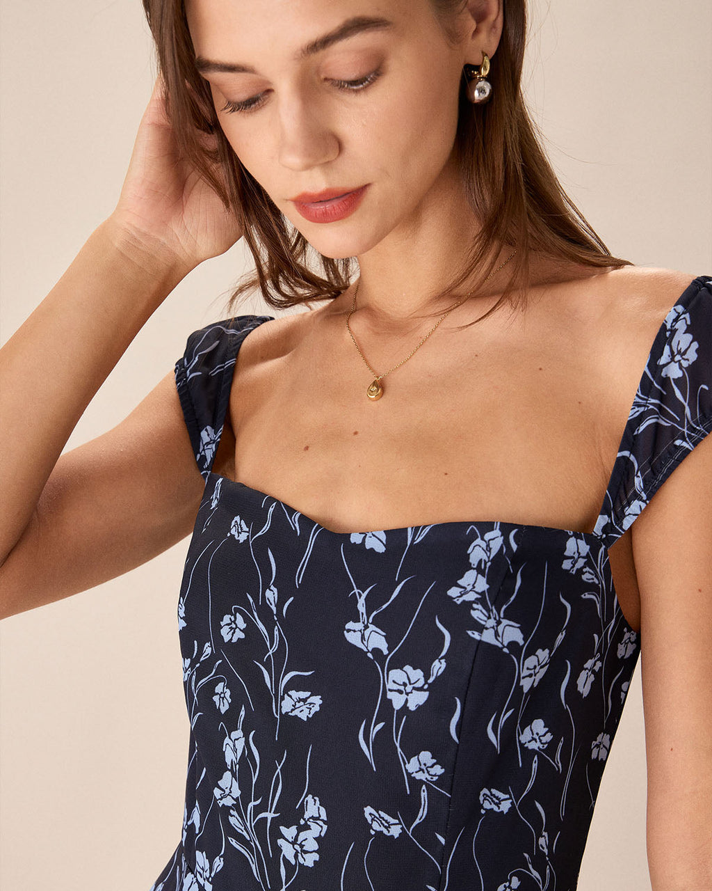 Vestido azul marino floral con escote