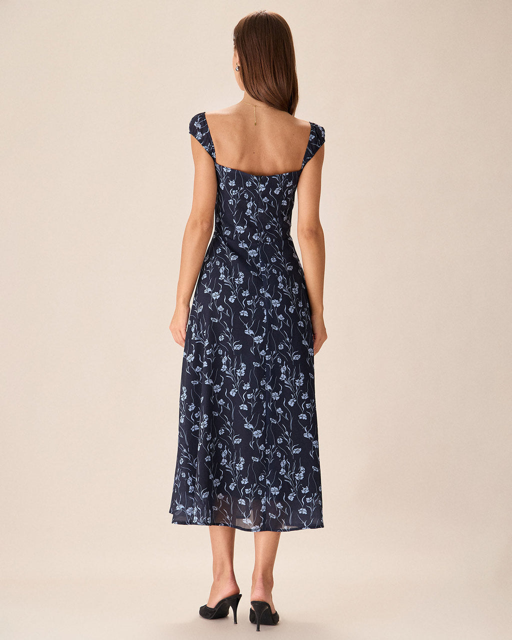 Vestido azul marino floral con escote