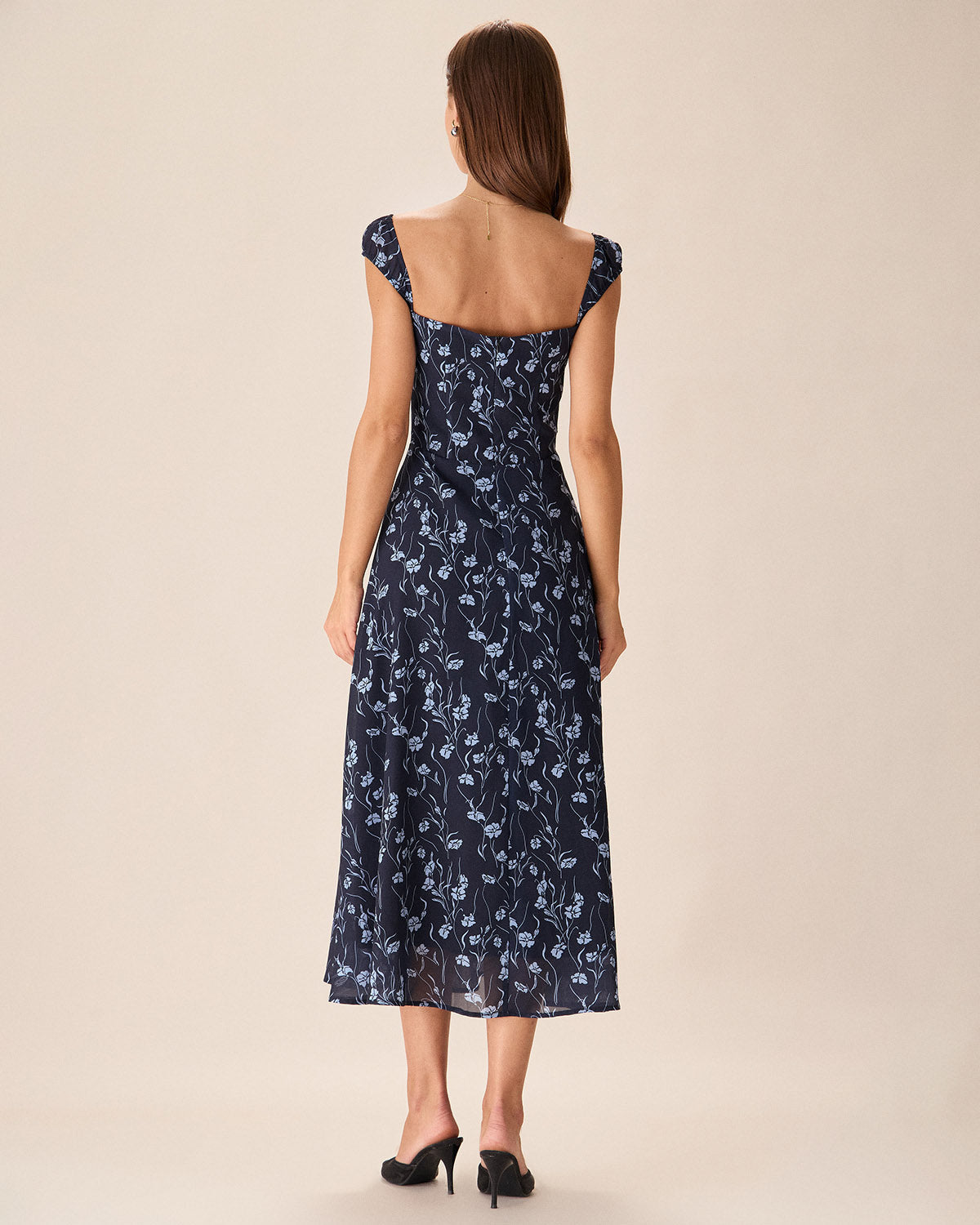 Vestido azul marino floral con escote