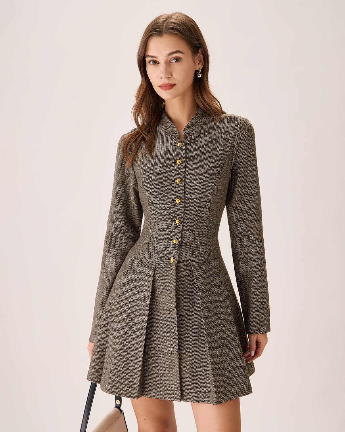 Elegante vestido mini marrón plisado con botones frontales