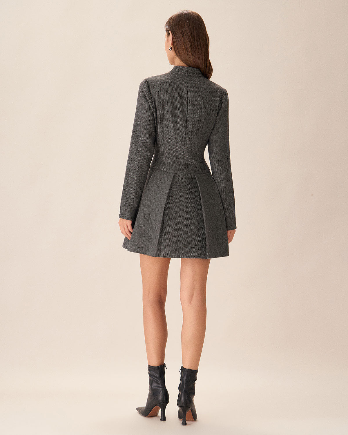 Vestido mini gris elegante, plisado y con botones delanteros