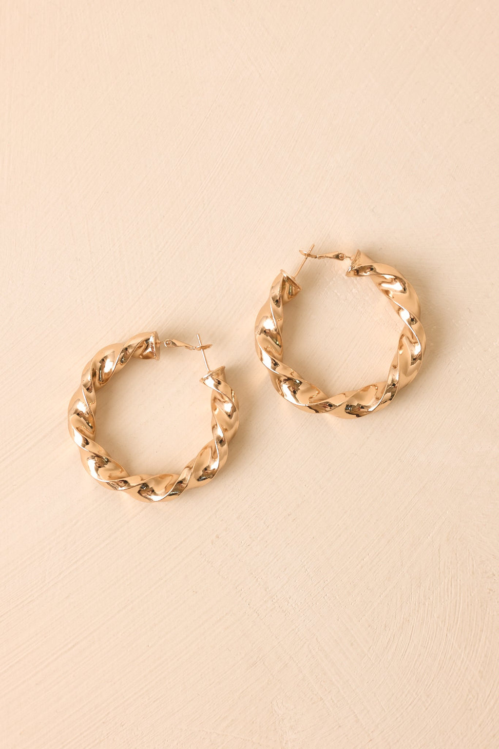Pendientes de aro dorados escultóricos Twist of Fate