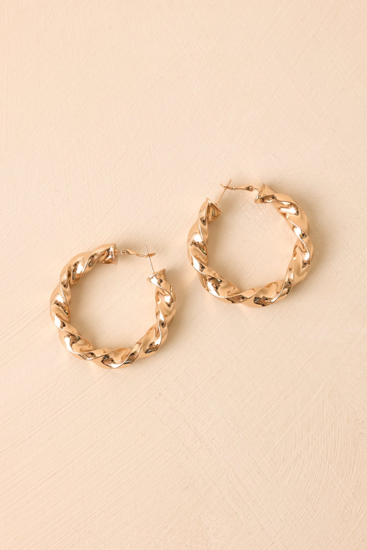Pendientes de aro dorados escultóricos Twist of Fate