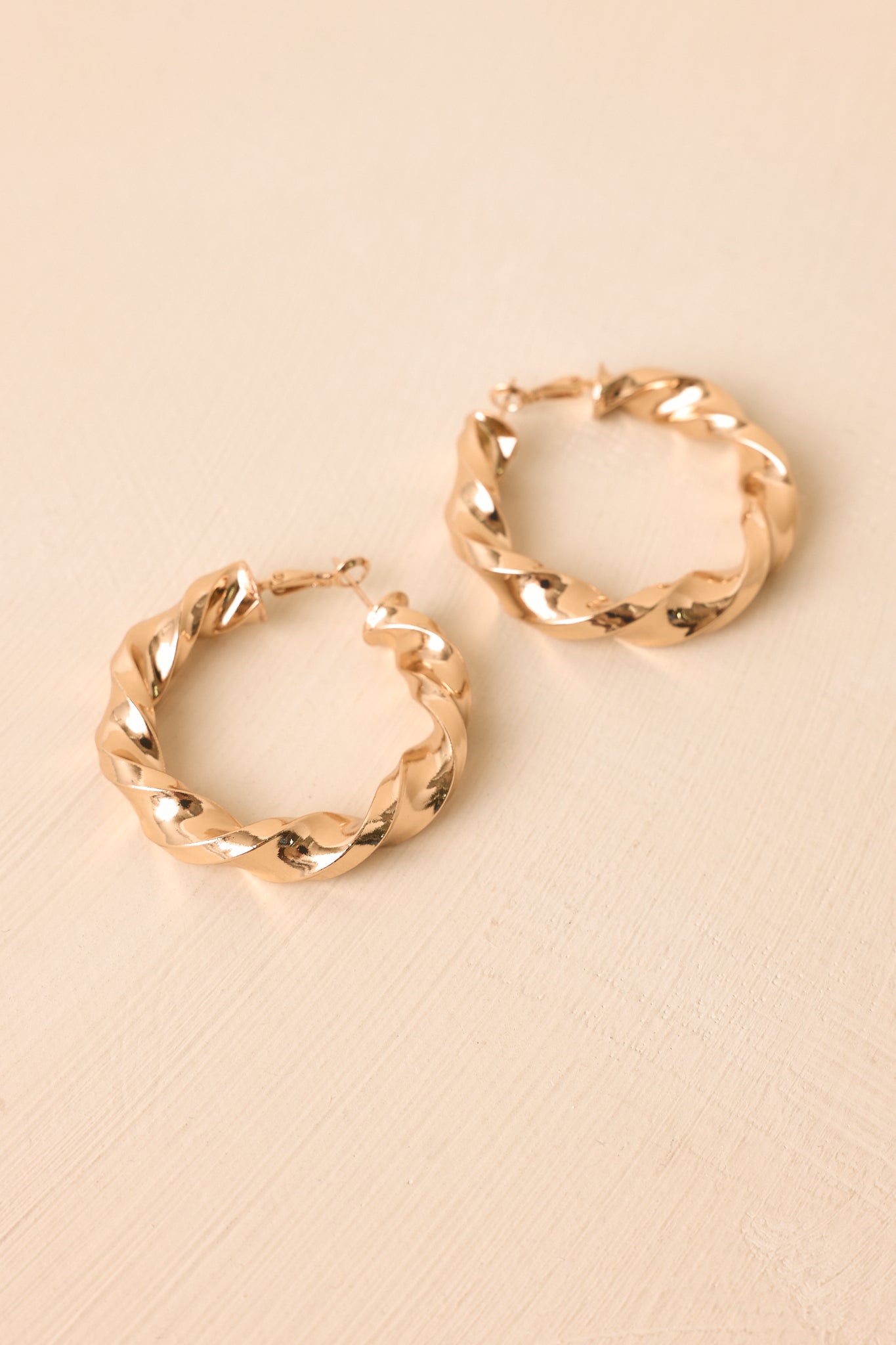Aros dorados esculpidos