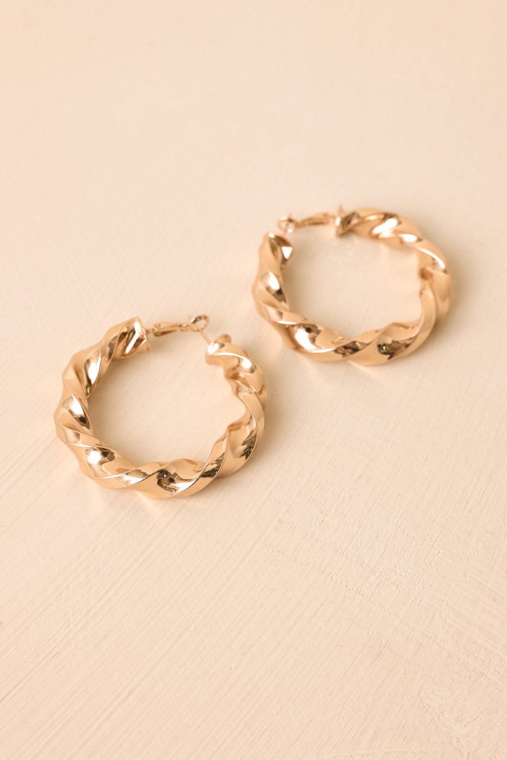 Pendientes de aro dorados escultóricos Twist of Fate