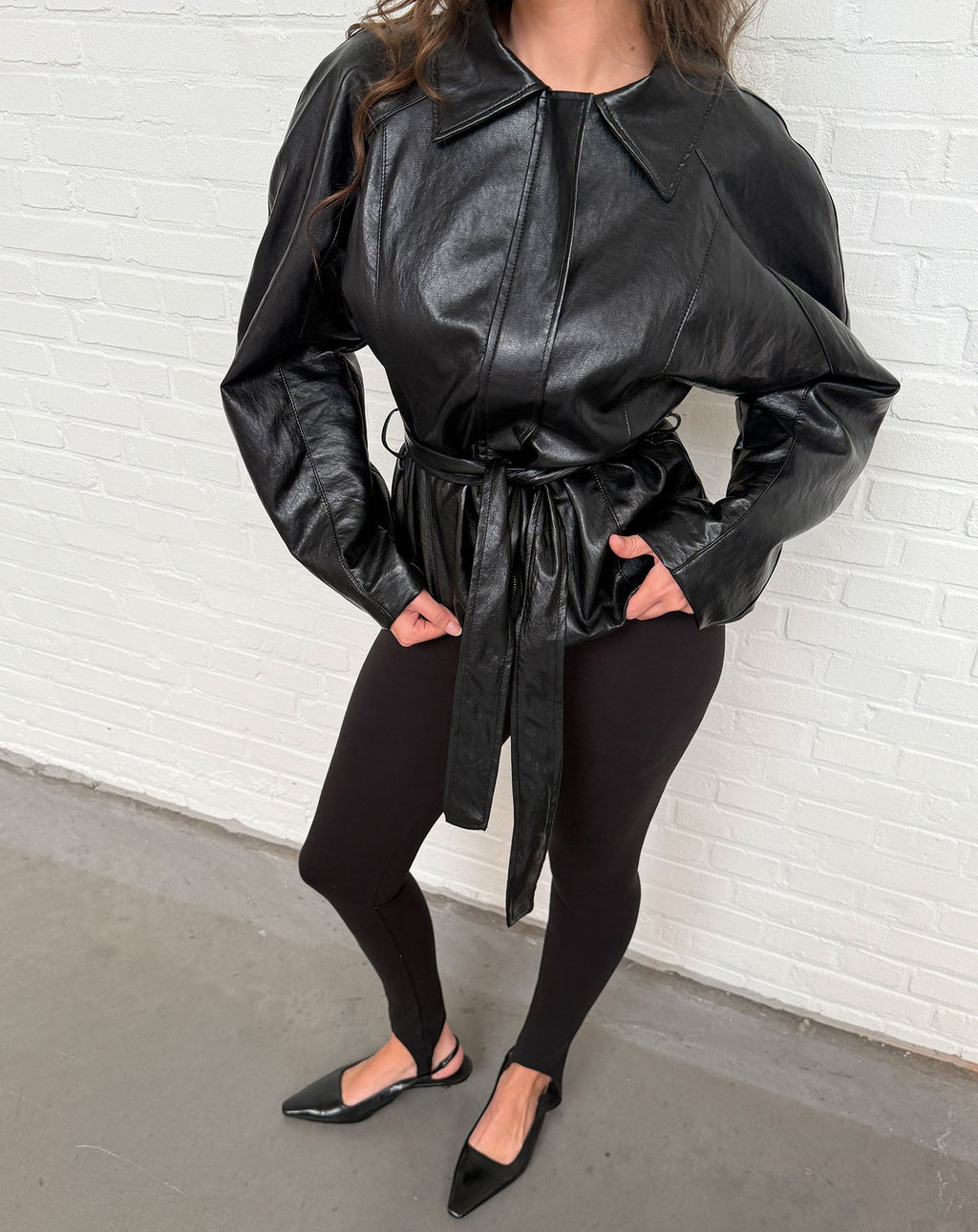 Chaqueta negra con cinturón