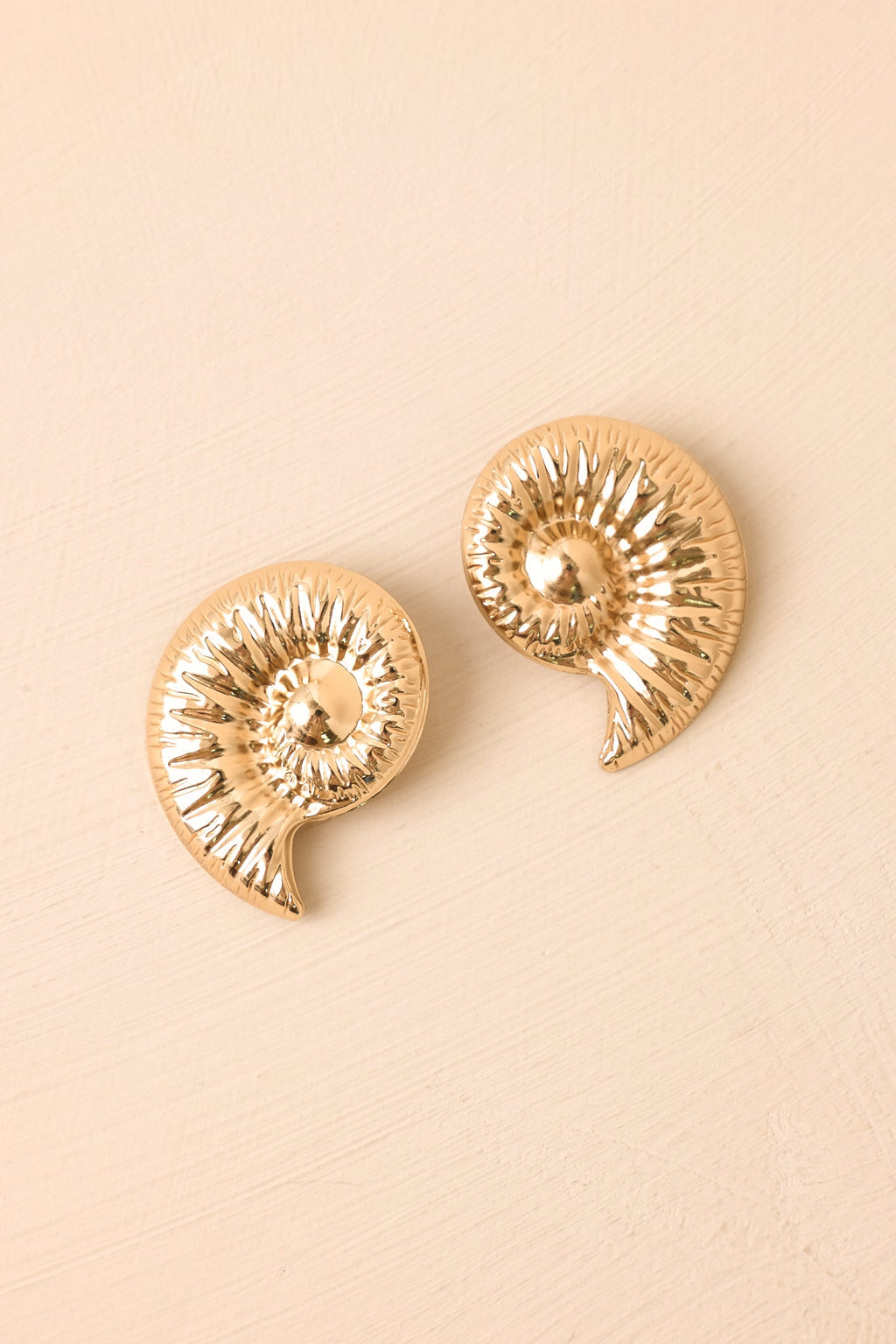 Pendientes llamativos de concha espiral dorada Diosa del Mar – Joyería elegante inspirada en el océano