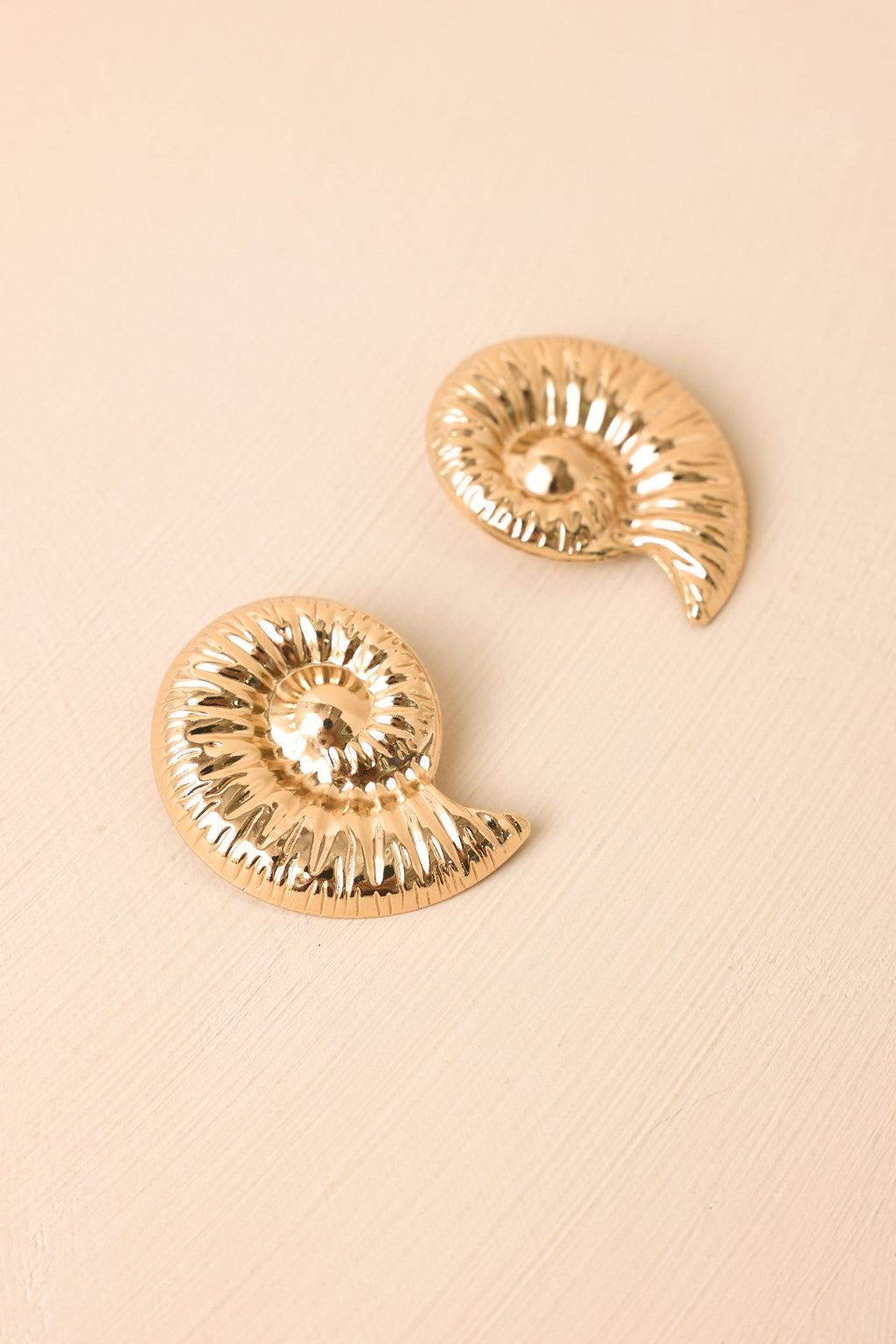 Pendientes llamativos de concha espiral dorada Diosa del Mar – Joyería elegante inspirada en el océano