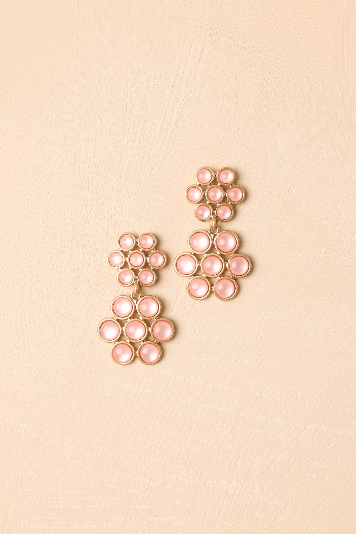 Pendientes colgantes llamativos con diseño floral en rosa guisante de olor