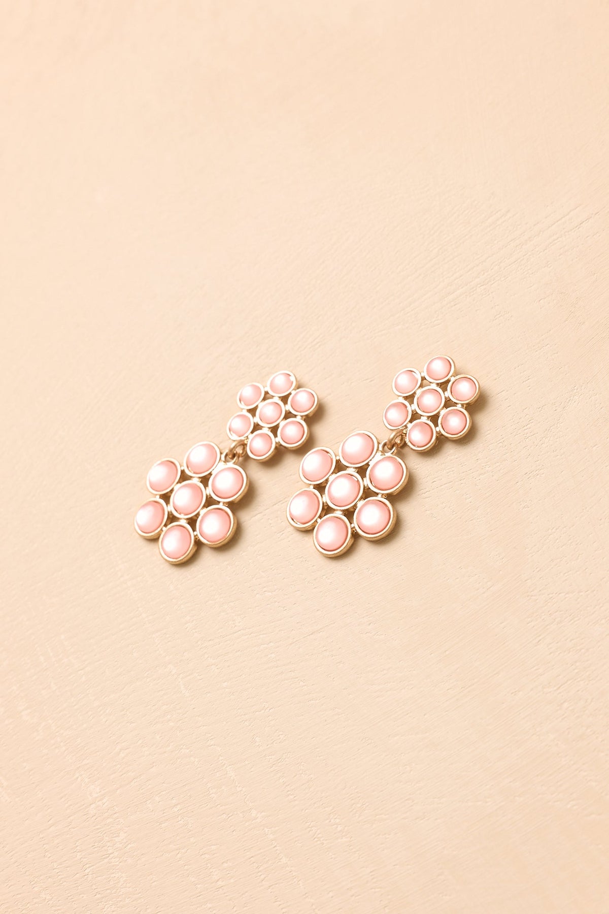 Pendientes colgantes llamativos con diseño floral en rosa guisante de olor