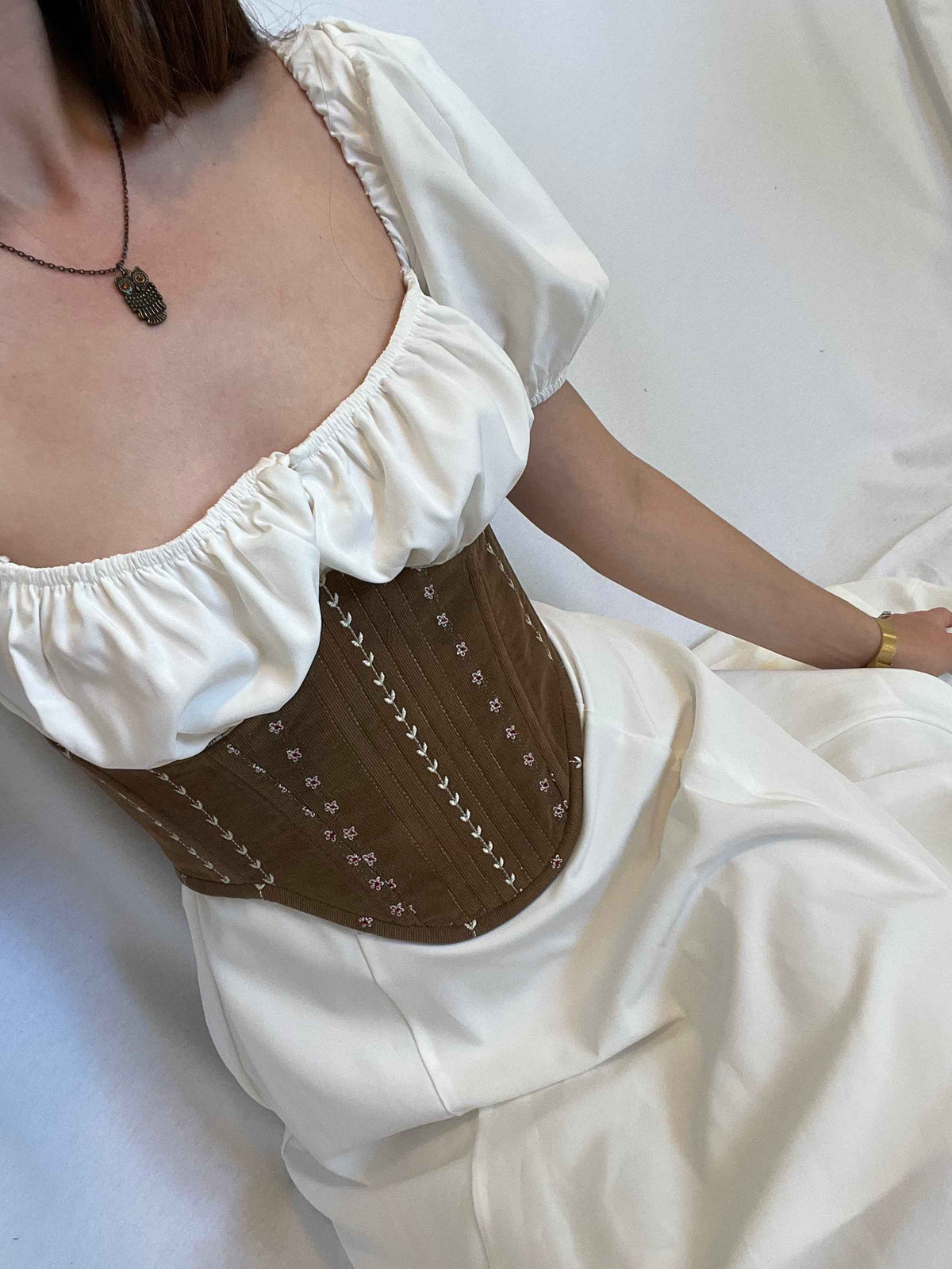 Cinturón tipo corsé marrón bajo el busto con elegante bordado floral, talla M-L