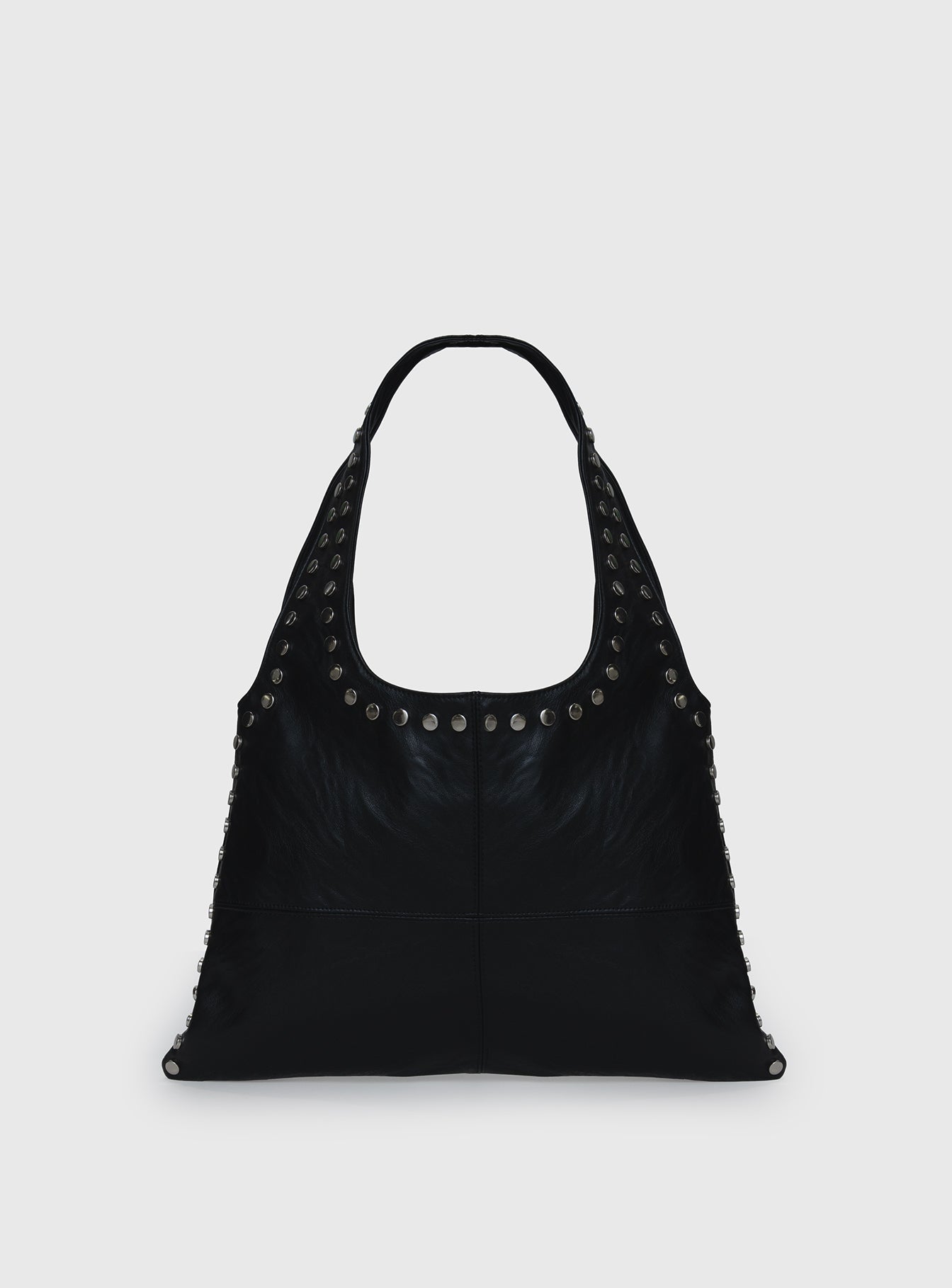 Bolso con tachuelas