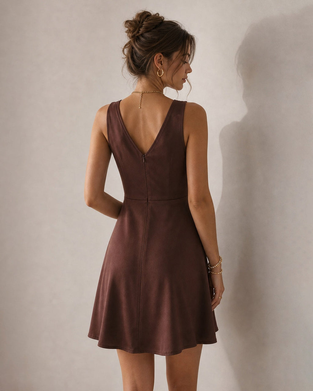 Vestido mini marrón de satén sin mangas con cuello en V