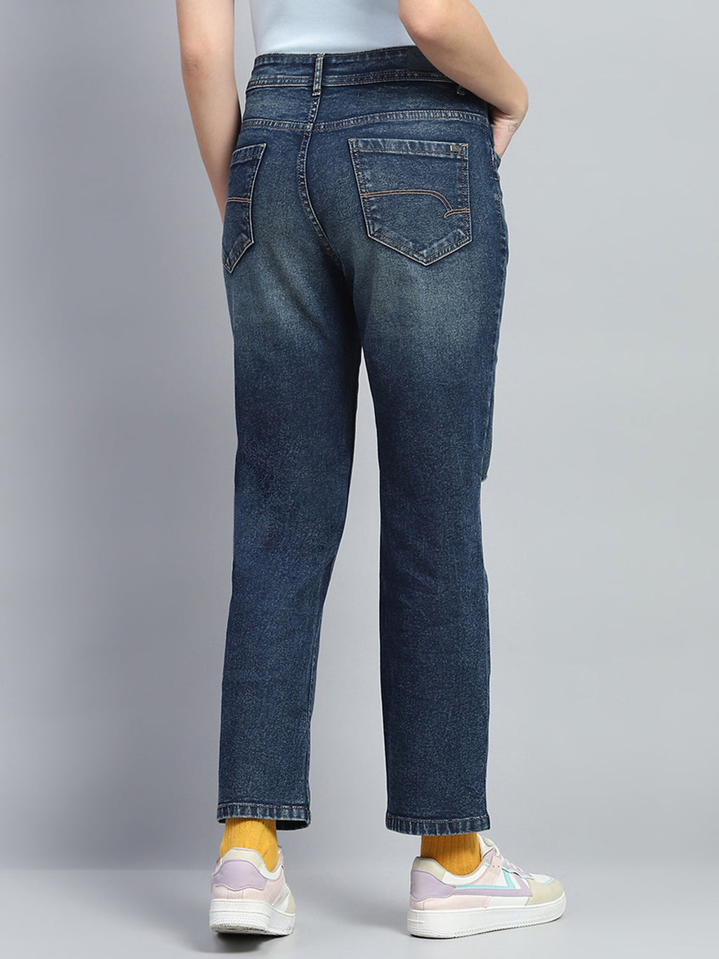 Jeans de mezclilla azules para mujer, de corte recto y ligeramente desgastados