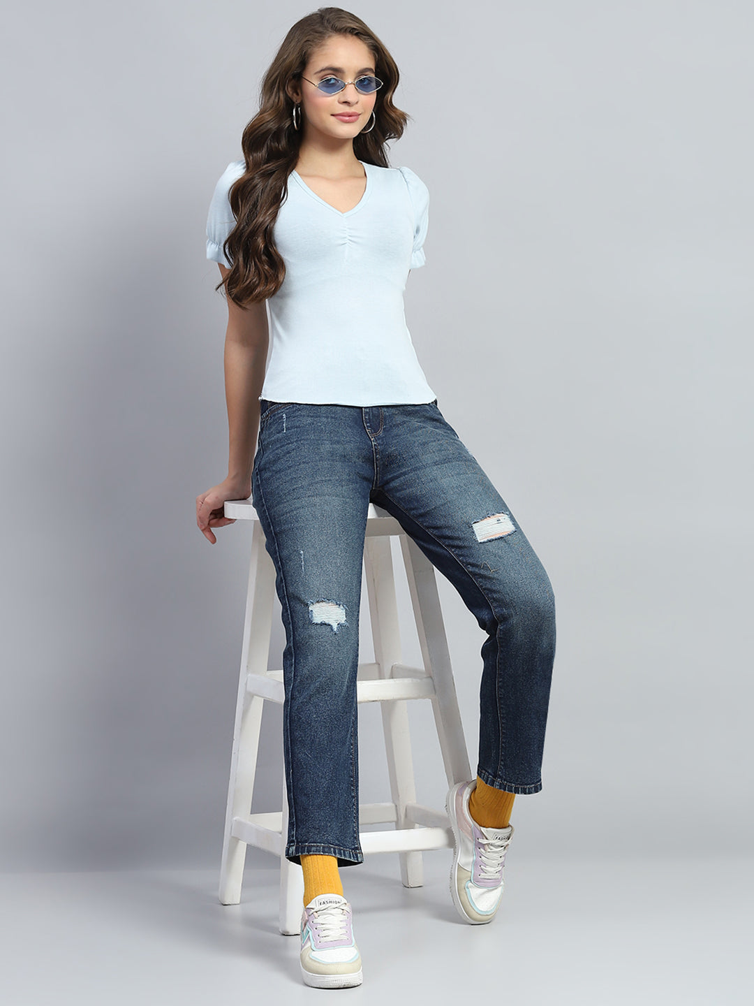 Jeans de mezclilla azules para mujer, de corte recto y ligeramente desgastados
